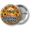 Przypinka Dożynki w Stylu Malarskim: kolorowa przypinka na dożynki z napisem DOŻYNKI GMINNE – przód i aluminiowy tył z agrafką