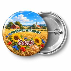Przypinka Dożynki Wiejskie: kolorowa przypinka na dożynki z napisem DOŻYNKI WIEJSKIE oraz polem wieś (np. Zalesie) – przód i aluminiowy tył z agrafką