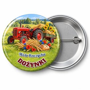 Przypinka Dożynki z Traktorem: kolorowa przypinka na dożynki z napisem DOŻYNKI oraz polem miejscowość (np. Wola Rzeczycka) – przód i aluminiowy tył z agrafką