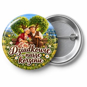 Przypinka Dziadkowie to Korzenie: kolorowa przypinka na zjazd rodzinny z napisem Dziadkowie – nasze korzenie – przód i aluminiowy tył z agrafką