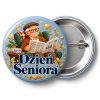 Przypinka Dzień Seniora Dziadek z Gazetą: kolorowa przypinka na Dzień Seniora z napisem Dzień Seniora – przód i aluminiowy tył z agrafką