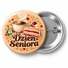 Przypinka Dzień Seniora Kawa i Ciasto: kolorowa przypinka na Dzień Seniora z napisem Dzień Seniora – przód i aluminiowy tył z agrafką