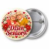Przypinka Dzień Seniora Uśmiechnięta Para: kolorowa przypinka na Dzień Seniora z napisem Dzień Seniora – przód i aluminiowy tył z agrafką