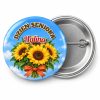 Przypinka Dzień Seniora z Imieniem: kolorowa przypinka na Dzień Seniora z napisem DZIEŃ SENIORA oraz polem imię (np. Halina) – przód i aluminiowy tył z agrafką