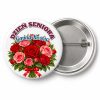 Przypinka Dzień Seniora z Nazwą Gminy: kolorowa przypinka na Dzień Seniora z napisem DZIEŃ SENIORA oraz polem gmina (np. Gmina Kosów) – przód i aluminiowy tył z agrafką