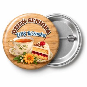 Przypinka Dzień Seniora z Nazwą Placówki: kolorowa przypinka na Dzień Seniora z napisem DZIEŃ SENIORA oraz polem nazwa placówki (np. DPS Różanka) – przód i aluminiowy tył z agrafką