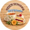 Wzór: Przypinka Dzień Seniora z Nazwą Placówki – napis DZIEŃ SENIORA i pole nazwa placówki na pastelowym tle