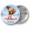 Przypinka Elf z Prezentem: przypinka na Boże Narodzenie z napisem Pomocnik Mikołaja oraz polem imię (np. Szymon) – przód i aluminiowy tył z agrafką