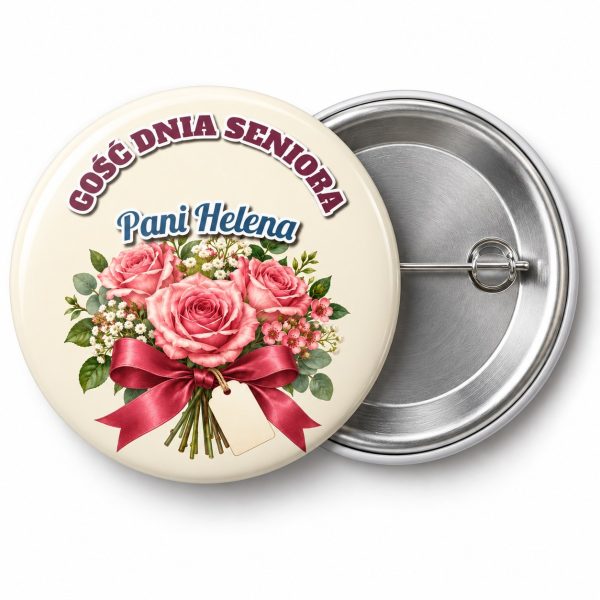 Przypinka Gość Dnia Seniora: kolorowa przypinka na Dzień Seniora z napisem GOŚĆ DNIA SENIORA oraz polem imię (np. Pani Helena) – przód i aluminiowy tył z agrafką