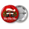 Przypinka Ho Ho Ho Czapka: przypinka na Boże Narodzenie z napisem Ho Ho Ho – przód i aluminiowy tył z agrafką