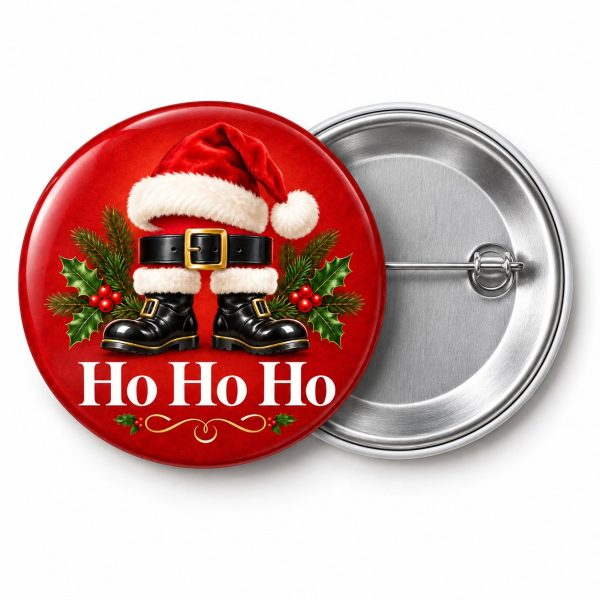 Przypinka Ho Ho Ho Czapka: przypinka na Boże Narodzenie z napisem Ho Ho Ho – przód i aluminiowy tył z agrafką