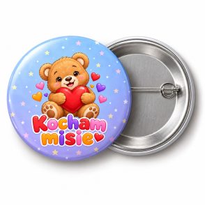 Przypinka Kocham Misie: kolorowy miś dla dzieci z napisem Kocham misie – przód i aluminiowy tył z agrafką