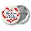 Przypinka Kocham Polskę Wstęga: przypinka na 11 Listopada z napisem Kocham Polskę – przód i aluminiowy tył z agrafką