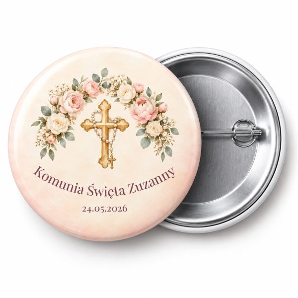 Przypinka na Komunię Świętą z krzyżem w różach i napisem Komunia Święta Zuzanny – przód i aluminiowy tył z agrafką