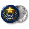 Przypinka Magia Świąt Lampki: przypinka na Boże Narodzenie z napisem Magia Świąt – przód i aluminiowy tył z agrafką