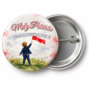 Przypinka Mały Patriota: przypinka na 11 Listopada z napisem Mały Patriota oraz polem przedszkole (np. Przedszkole nr 5) – przód i aluminiowy tył z agrafką