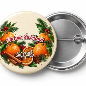 Przypinka Mandarynki i Cynamon: przypinka na Boże Narodzenie z napisem Pachnie Świętami oraz polem rok (np. 2026) – przód i aluminiowy tył z agrafką