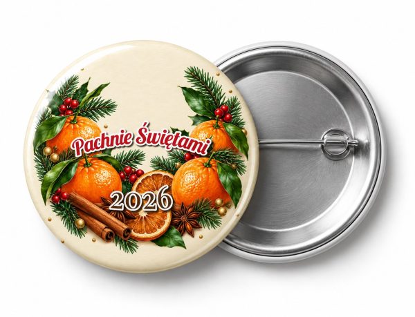 Przypinka Mandarynki i Cynamon: przypinka na Boże Narodzenie z napisem Pachnie Świętami oraz polem rok (np. 2026) – przód i aluminiowy tył z agrafką
