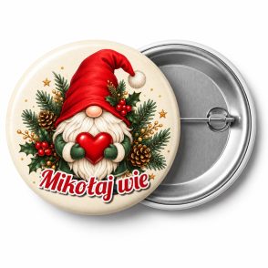 Przypinka Mikołaj Wie Skrzat: przypinka na Boże Narodzenie z napisem Mikołaj wie – przód i aluminiowy tył z agrafką