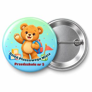 Przypinka Miś Przedszkolak: kolorowy miś dla dzieci, napis Dzień Pluszowego Misia oraz nazwa przedszkola Przedszkole nr 5 – przód i aluminiowy tył z agrafką