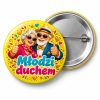 Przypinka Młodzi Duchem: kolorowa przypinka na Dzień Seniora z napisem Młodzi duchem – przód i aluminiowy tył z agrafką