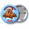 Przypinka Mors w Czapce Mikołaja: przypinka na Boże Narodzenie z napisem MORSOWANIE oraz polem rok (np. 2026) – przód i aluminiowy tył z agrafką