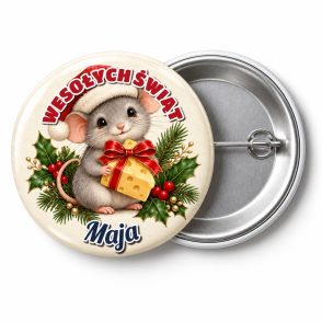 Przypinka Myszka w Czapce: przypinka na Boże Narodzenie z napisem WESOŁYCH ŚWIĄT oraz polem imię (np. Maja) – przód i aluminiowy tył z agrafką