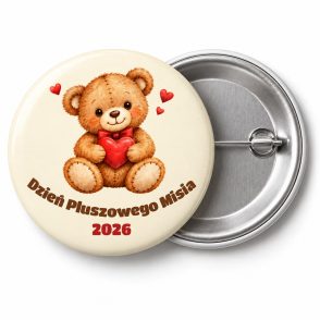 Przypinka na Dzień Pluszowego Misia: brązowy pluszowy miś z czerwoną muszką i sercem, napis Dzień Pluszowego Misia i rok 2026 – przód i aluminiowy tył z agrafką