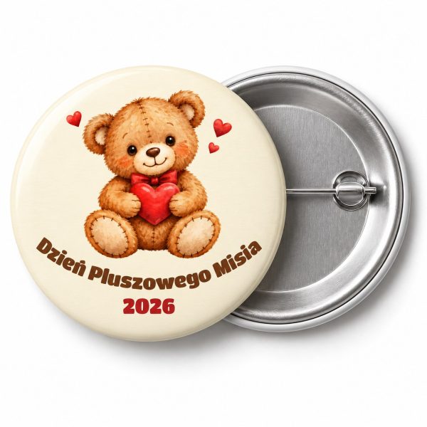 Przypinka na Dzień Pluszowego Misia: brązowy pluszowy miś z czerwoną muszką i sercem, napis Dzień Pluszowego Misia i rok 2026 – przód i aluminiowy tył z agrafką