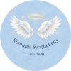 Wzór przypinki komunijnej: białe anielskie skrzydła ze złotą aureolą na błękitnym tle, napis Komunia Święta Leny