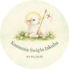Wzór przypinki komunijnej: biały baranek z aureolą i chorągiewką na zielonej łące, napis Komunia Święta Jakuba