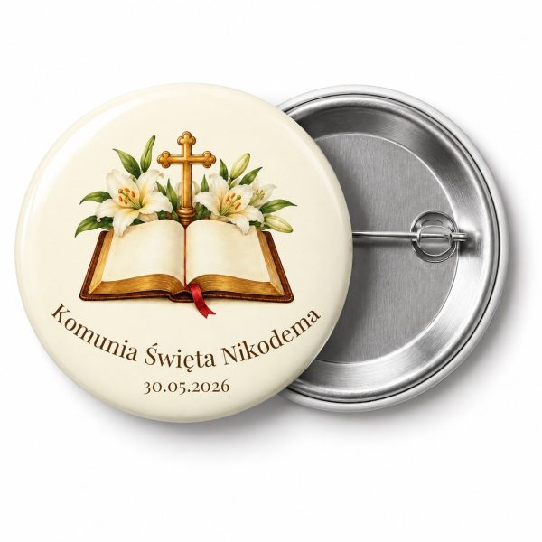 Przypinka na Komunię: otwarta Biblia ze złotym krzyżem i białymi liliami, napis Komunia Święta Nikodema – przód i aluminiowy tył z agrafką
