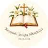 Wzór przypinki komunijnej: otwarta Biblia ze złotym krzyżem i białymi liliami, napis Komunia Święta Nikodema