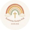 Wzór przypinki komunijnej: tęcza boho w ziemistych barwach ze złotym krzyżykiem, napis Komunia Święta Poli
