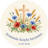 Wzór przypinki komunijnej: drewniany krzyż wśród kłosów, chabrów, rumianków i maków, napis Komunia Święta Szymona