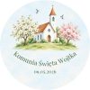 Wzór przypinki komunijnej: biały kościółek z wieżą wśród kwitnących drzew, napis Komunia Święta Wojtka