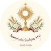 Wzór przypinki komunijnej: złota monstrancja z białymi różami, kłosami i bordową wstążką, napis Komunia Święta Mai