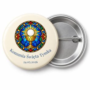 Przypinka na Komunię: złoty kielich z hostią w kolorowym witrażu, napis Komunia Święta Tymka – przód i aluminiowy tył z agrafką