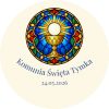 Wzór przypinki komunijnej: złoty kielich z hostią w kolorowym witrażu, napis Komunia Święta Tymka