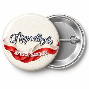Przypinka Niepodległa Biało-Czerwona Wstęga: przypinka na 11 Listopada z napisem Niepodległa oraz polem szkoła (np. SP nr 1 Zalesie) – przód i aluminiowy tył z agrafką