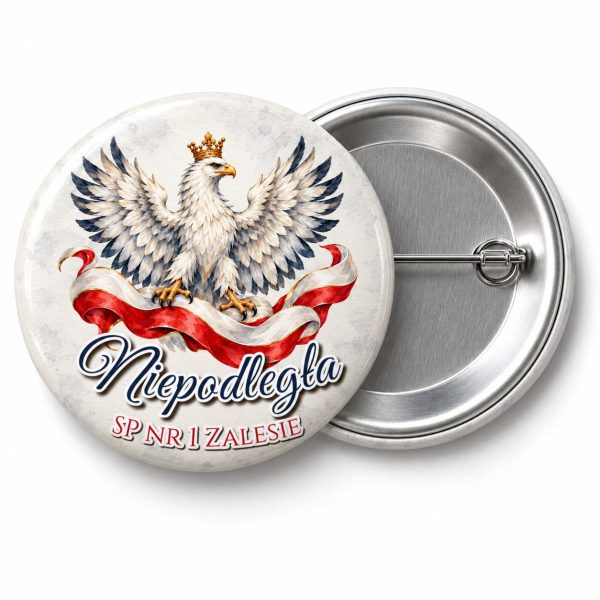 Przypinka Niepodległa Orzeł ze Wstęgą: przypinka na 11 Listopada z napisem Niepodległa oraz polem szkoła (np. SP nr 1 Zalesie) – przód i aluminiowy tył z agrafką