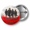 Przypinka Niepodległa Żołnierze 1918: przypinka na 11 Listopada z napisem NIEPODLEGŁA oraz polem napis dolny (np. 11 Listopada 1918) – przód i aluminiowy tył z agrafką