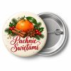Przypinka Pachnie Świętami Pomarańcza: przypinka na Boże Narodzenie z napisem Pachnie Świętami – przód i aluminiowy tył z agrafką