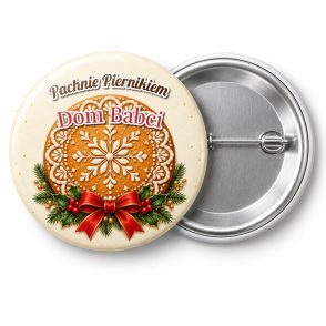 Przypinka Piernikowy Wzorek: przypinka na Boże Narodzenie z napisem Pachnie Piernikiem oraz polem dopisek (np. Dom Babci) – przód i aluminiowy tył z agrafką