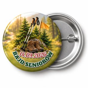 Przypinka Rajd Seniorów: kolorowa przypinka na Dzień Seniora z napisem RAJD SENIORÓW oraz polem data (np. 14.09.2026) – przód i aluminiowy tył z agrafką