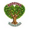 Wzór: Przypinka Rodzina Drzewo z Sercem – napis RODZINA i pole nazwisko na pastelowym tle