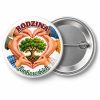 Przypinka Rodzina Serce z Dłoni: kolorowa przypinka na zjazd rodzinny z napisem RODZINA oraz polem nazwisko (np. Jankowskich) – przód i aluminiowy tył z agrafką