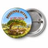 Przypinka Rodzinna Uczta w Ogrodzie: kolorowa przypinka na zjazd rodzinny z napisem RODZINNA UCZTA oraz polem data (np. 21.06.2026) – przód i aluminiowy tył z agrafką