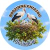 Wzór: Przypinka Rodzinne Gniazdo Bociany – napis RODZINNE GNIAZDO i pole nazwisko na pastelowym tle
