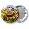 Przypinka Rodzinny Grill: kolorowa przypinka na zjazd rodzinny z napisem RODZINNY GRILL oraz polem miejscowość (np. Zalesie) – przód i aluminiowy tył z agrafką